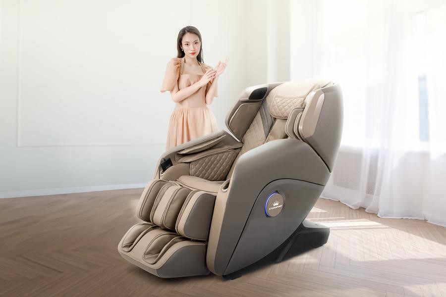 MC Khánh Vy lựa chọn thư giãn với ghế massage KingSport Deluxe G50 New sau một ngày làm việc căng thẳng.