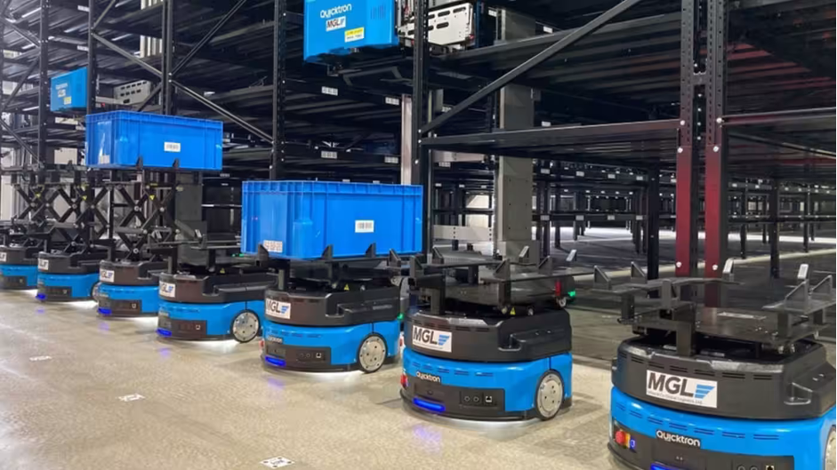 Hình ảnh các robot vận chuyển hoạt động tại các kho hàng tại Nhật Bản.