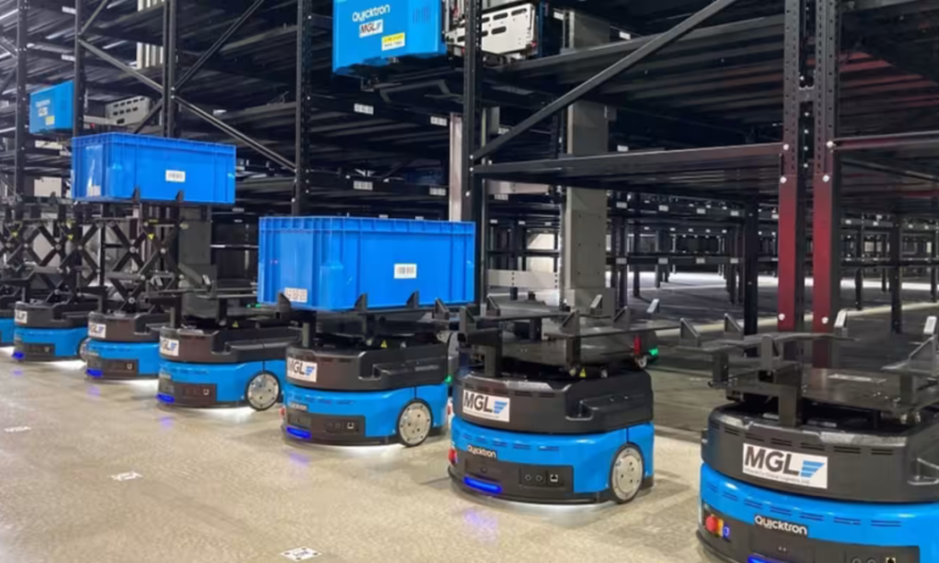 Hình ảnh các robot vận chuyển hoạt động tại các kho hàng tại Nhật Bản.