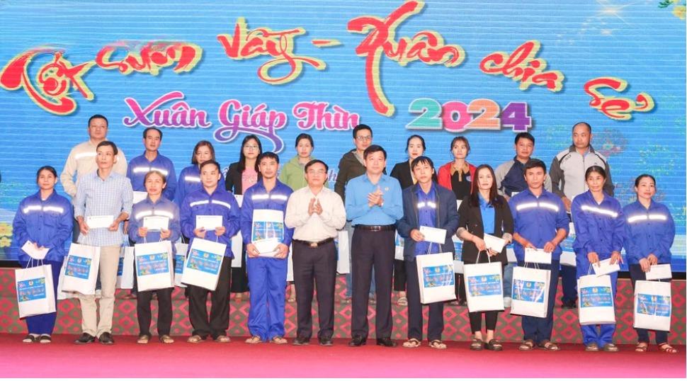 Liên đoàn Lao động tỉnh dành tặng 250 suất quà cho các công nhân, người lao động. Ảnh: Thanh Quỳnh