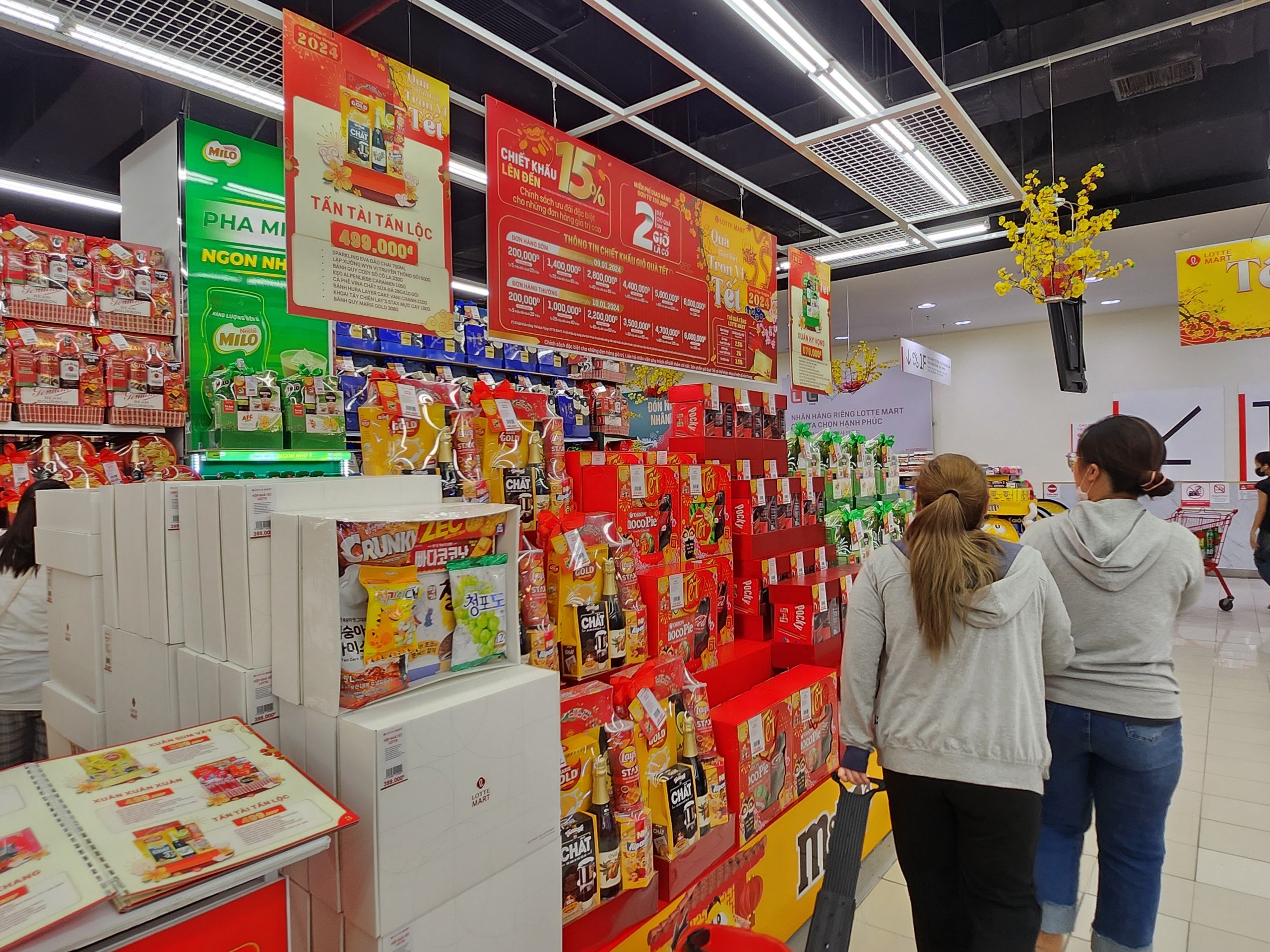 Tại hệ thống si&ecirc;u thị LOTTE Mart, c&aacute;c loại b&aacute;nh mứt kẹo của Việt Nam được trưng b&agrave;y nổi bật, bắt mắt v&agrave; chiếm ưu thế tr&ecirc;n c&aacute;c kệ h&agrave;ng.