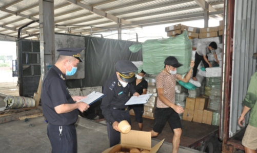 Trị giá hàng buôn lậu tăng nóng, hải quan nộp ngân sách gần 500 tỷ đồng từ xử lý gần 16.000 vụ việc