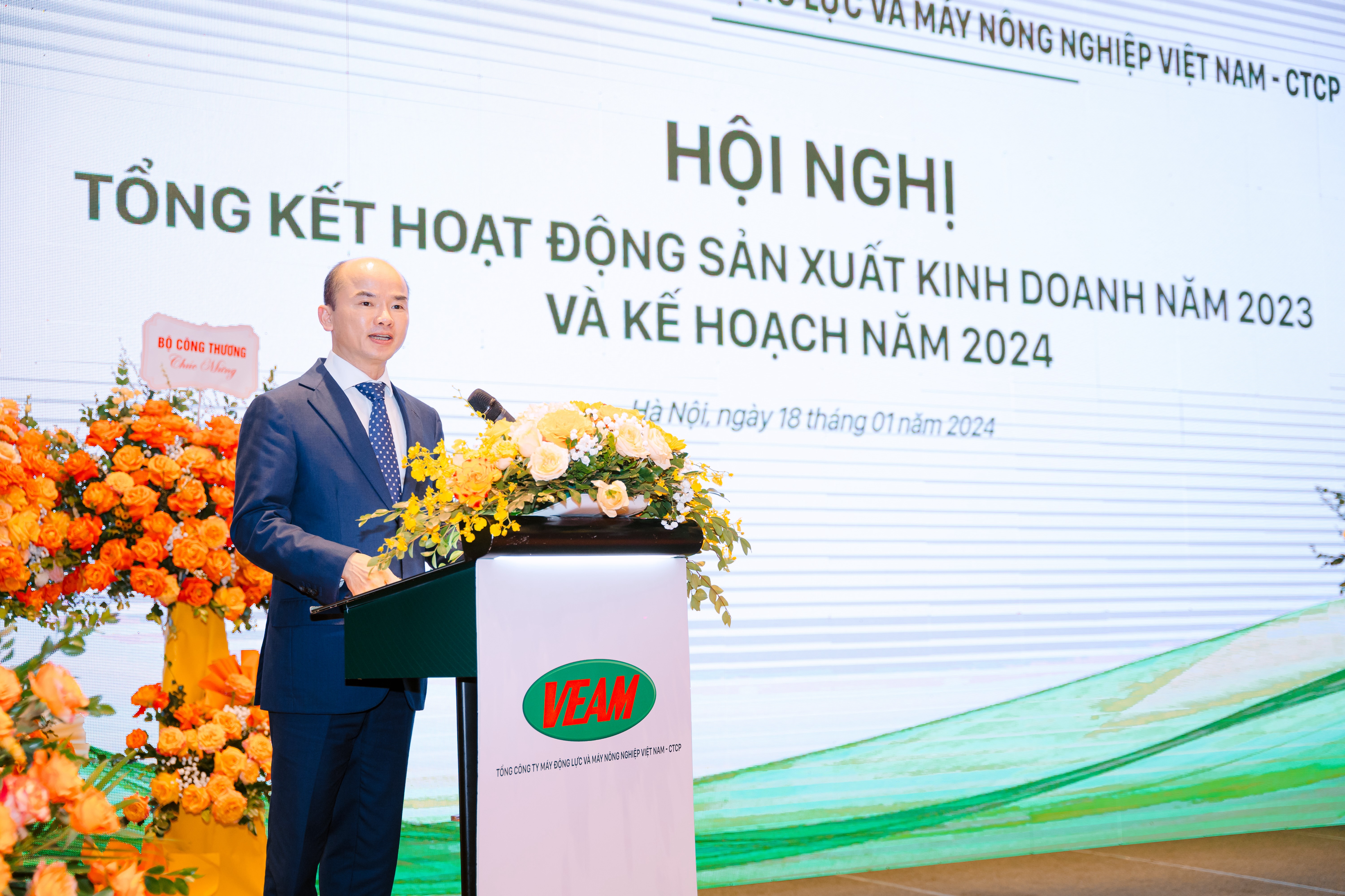&Ocirc;ng Phan Phạm H&agrave; - Tổng gi&aacute;m đốc VEAM tr&igrave;nh b&agrave;y B&aacute;o c&aacute;o tổng kết hoạt động sản xuất kinh doanh năm 2023 v&agrave; phương hướng, nhiệm vụ năm 2024 tại Hội nghị.