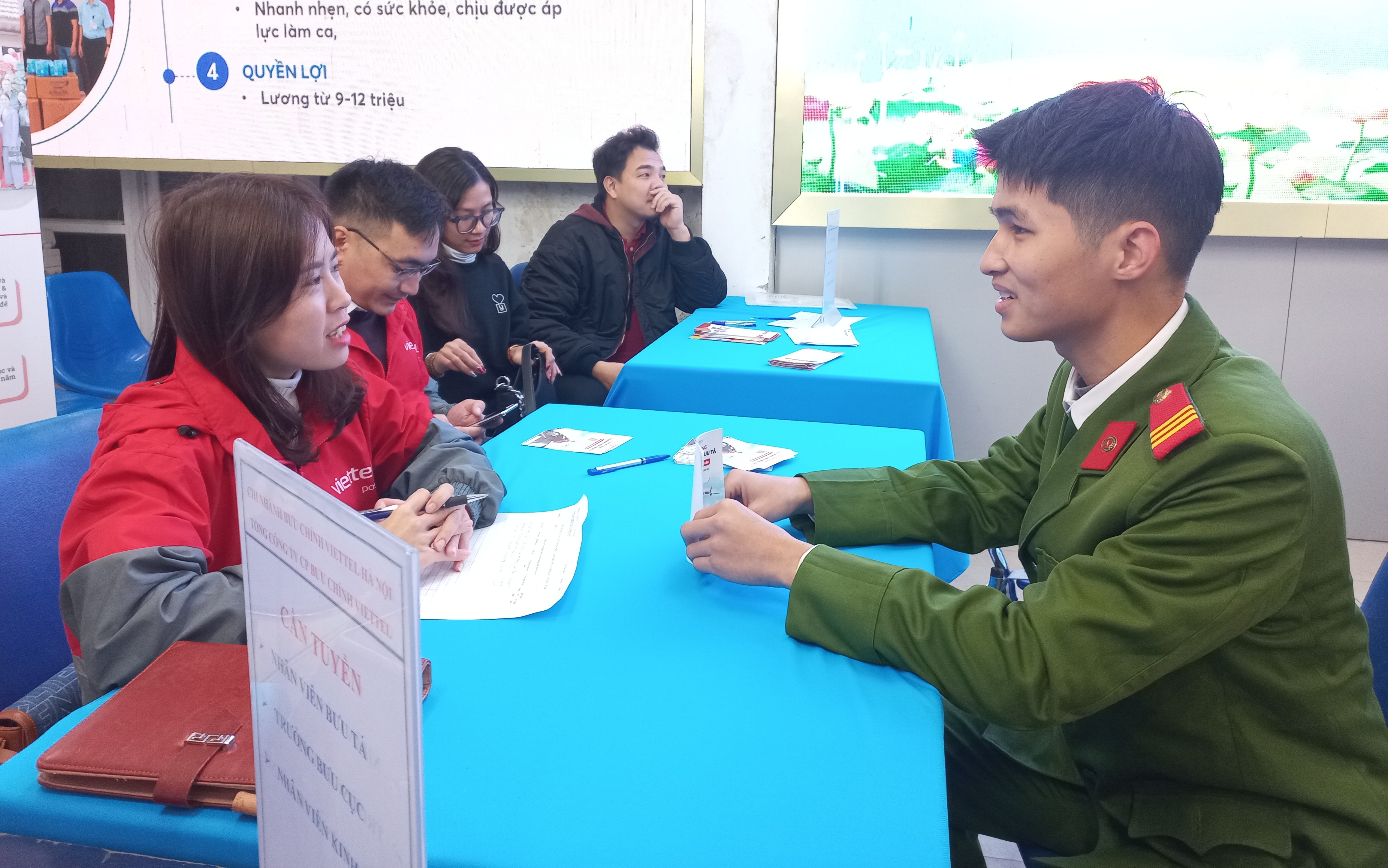 Doanh nghiệp tham gia tuyển dụng lực lượng chiến sĩ c&ocirc;ng an sắp xuất ngũ. Ảnh - Thu Hằng.