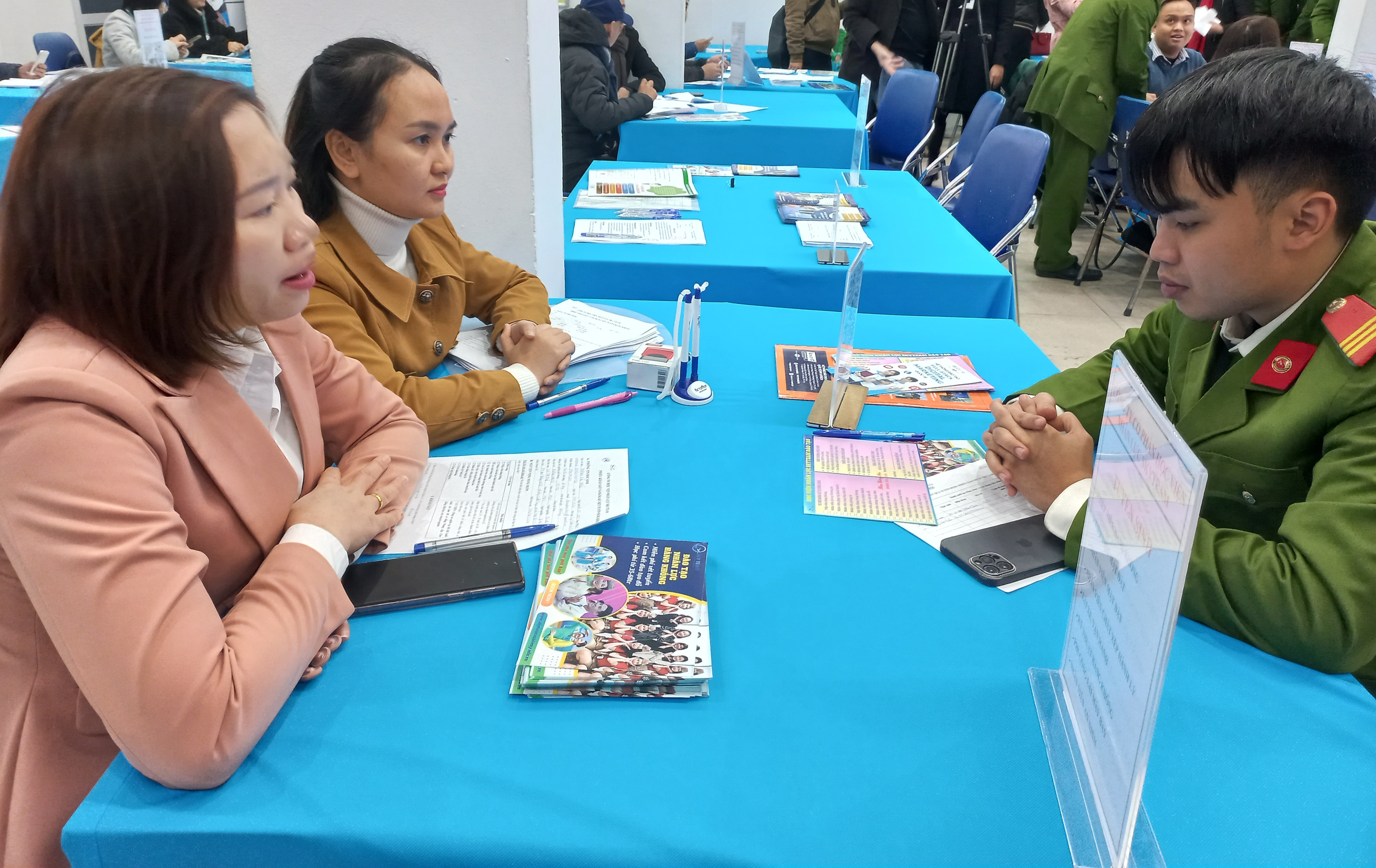 Nhiều vị tr&iacute; việc l&agrave;m đa dạng ng&agrave;nh nghề được c&aacute;c doanh nghiệp đưa ra tại phi&ecirc;n việc l&agrave;m. Ảnh - Thu Hằng.