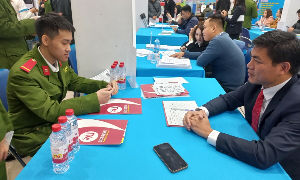 Nhiều cơ hội việc làm tại phiên giao dịch việc làm ngày 23/1. Ảnh - Thu Hằng.