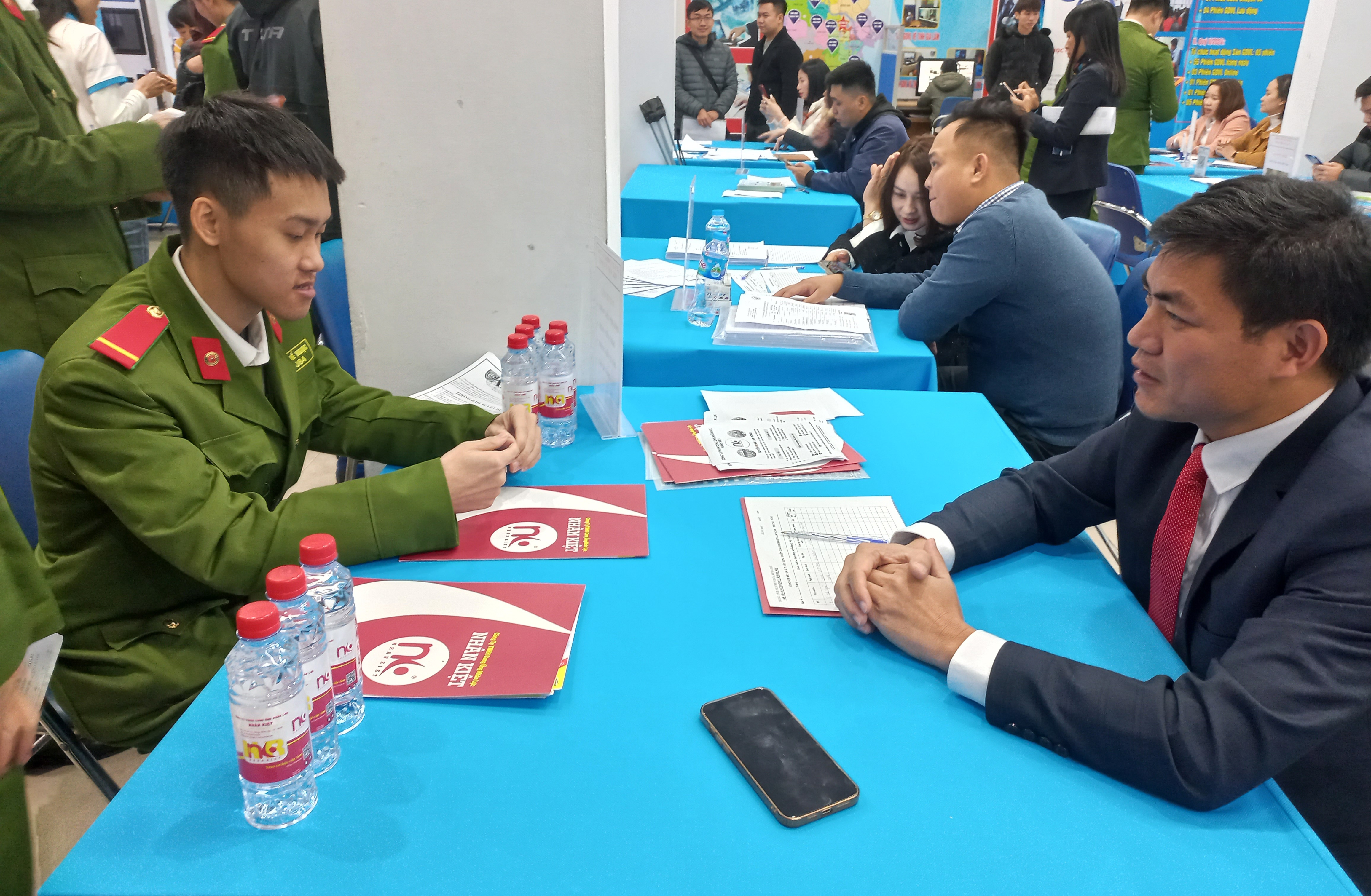 Nhiều cơ hội việc làm tại phiên giao dịch việc làm ngày 23/1. Ảnh - Thu Hằng.