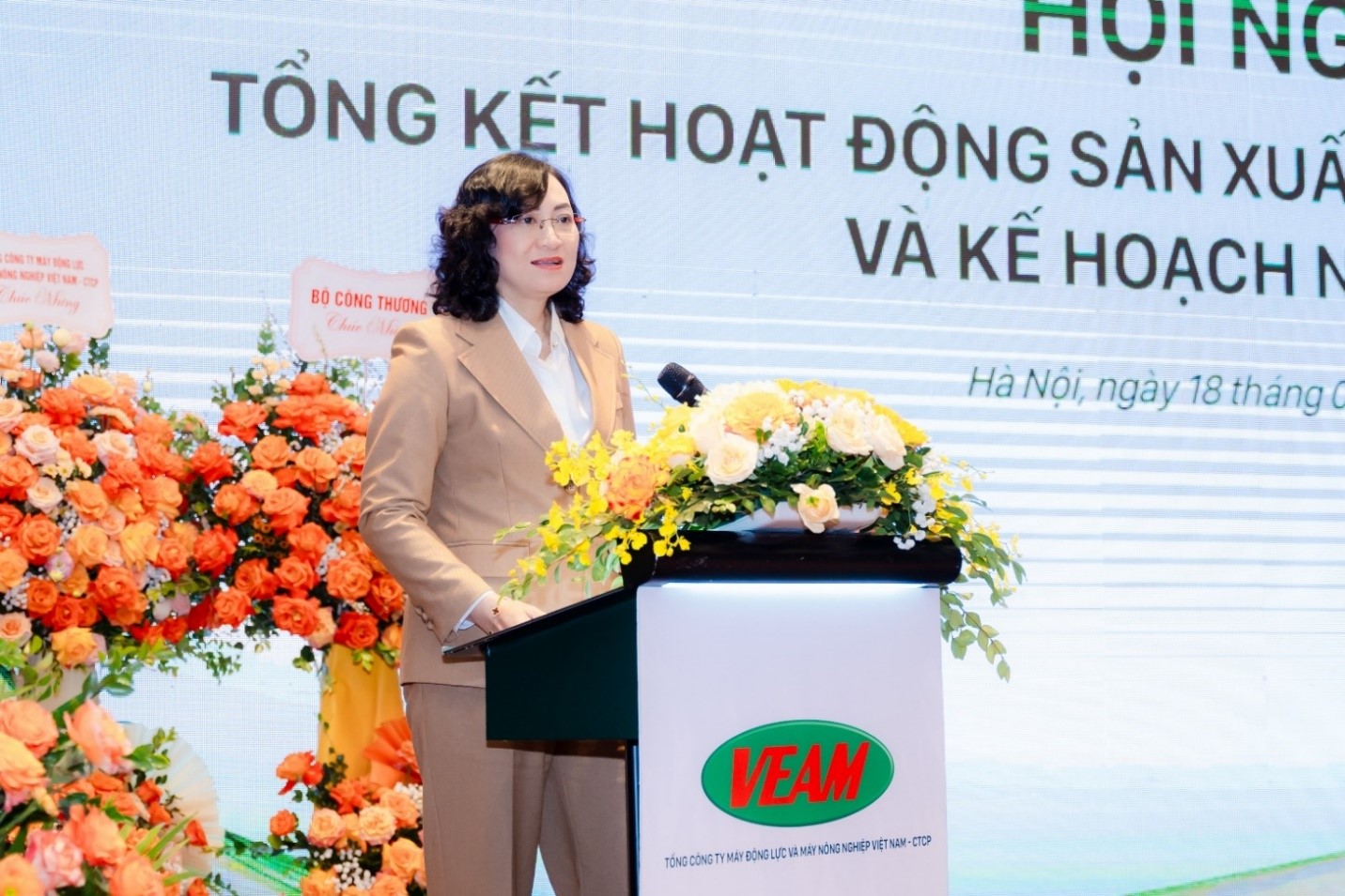 Thứ trưởng Bộ C&ocirc;ng Thương Phan Thị Thắng ph&aacute;t biểu v&agrave; chỉ đạo tại Hội nghị.