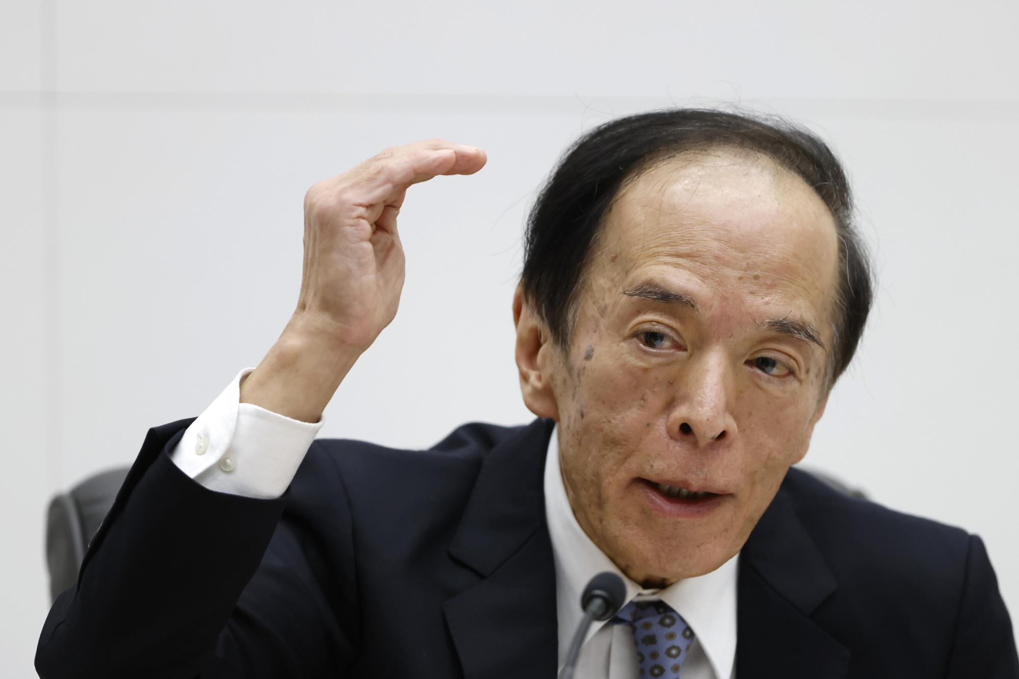 Thống đốc BOJ Kazuo Ueda - Ảnh: Bloomberg.