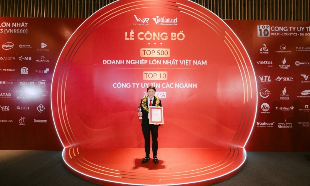 Ông Trần Duy Hưng – Giám đốc Marketing Dược Hậu Giang tại sự kiện vinh danh Top 10 công ty dược Việt Nam uy tín.