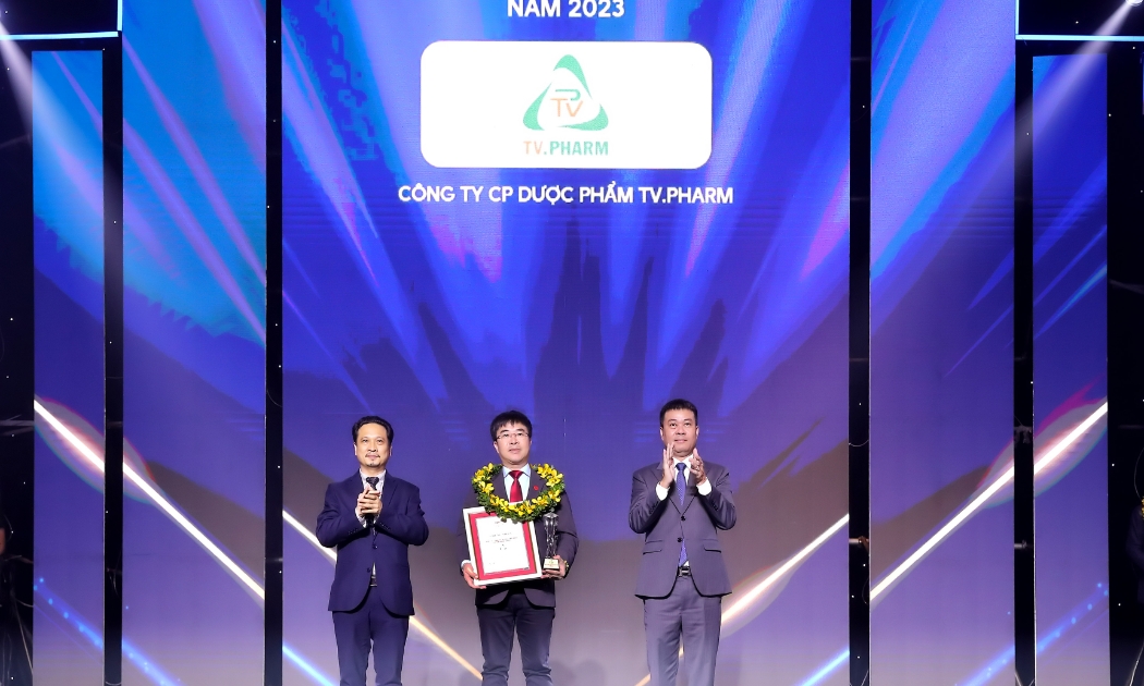 Ông Hà Ngọc Sơn, Tổng giám đốc TV.PHARM nhận cúp và chứng nhận danh hiệu “Top 10 Công ty Dược Việt Nam uy tín 2023”.