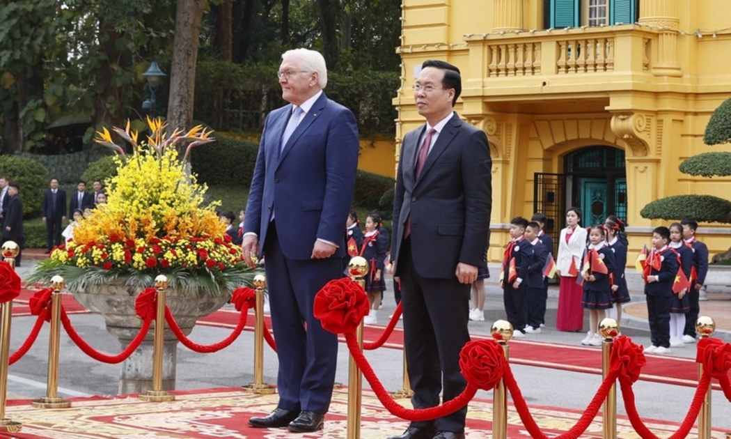Chủ tịch nước Võ Văn Thưởng và Tổng thống CHLB Đức Frank-Walter Steinmeier nghe quân nhạc cử Quốc thiều hai nước - Ảnh: TTXVN