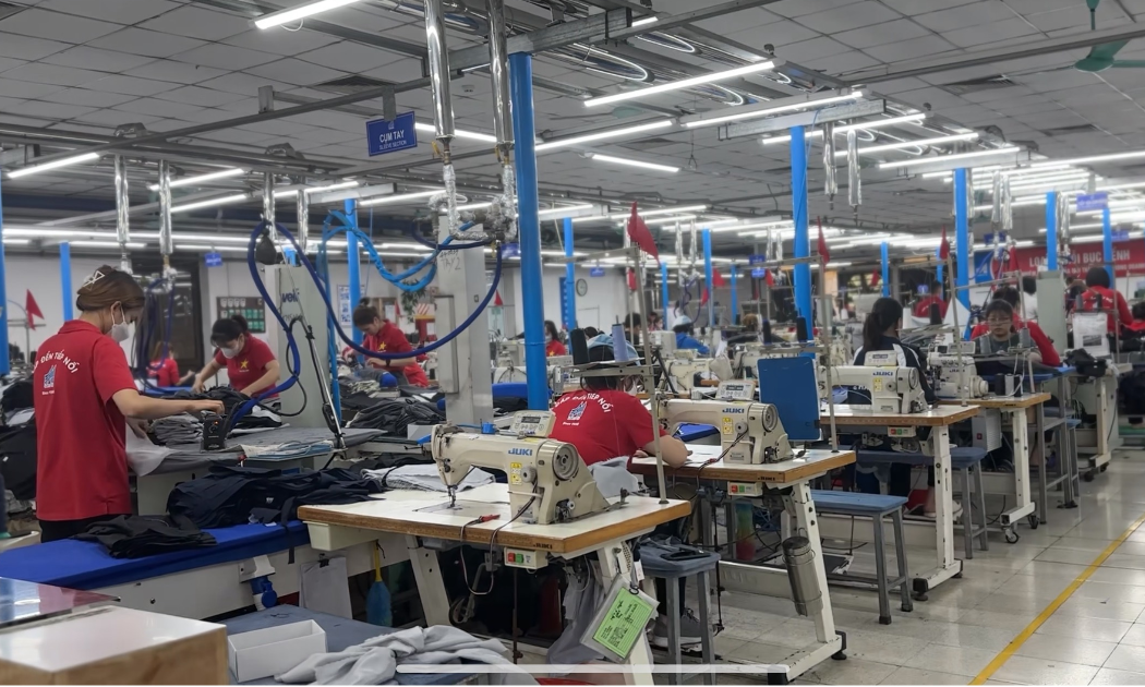 Sản xuất tại Công ty May 10. Ảnh: Tú Anh