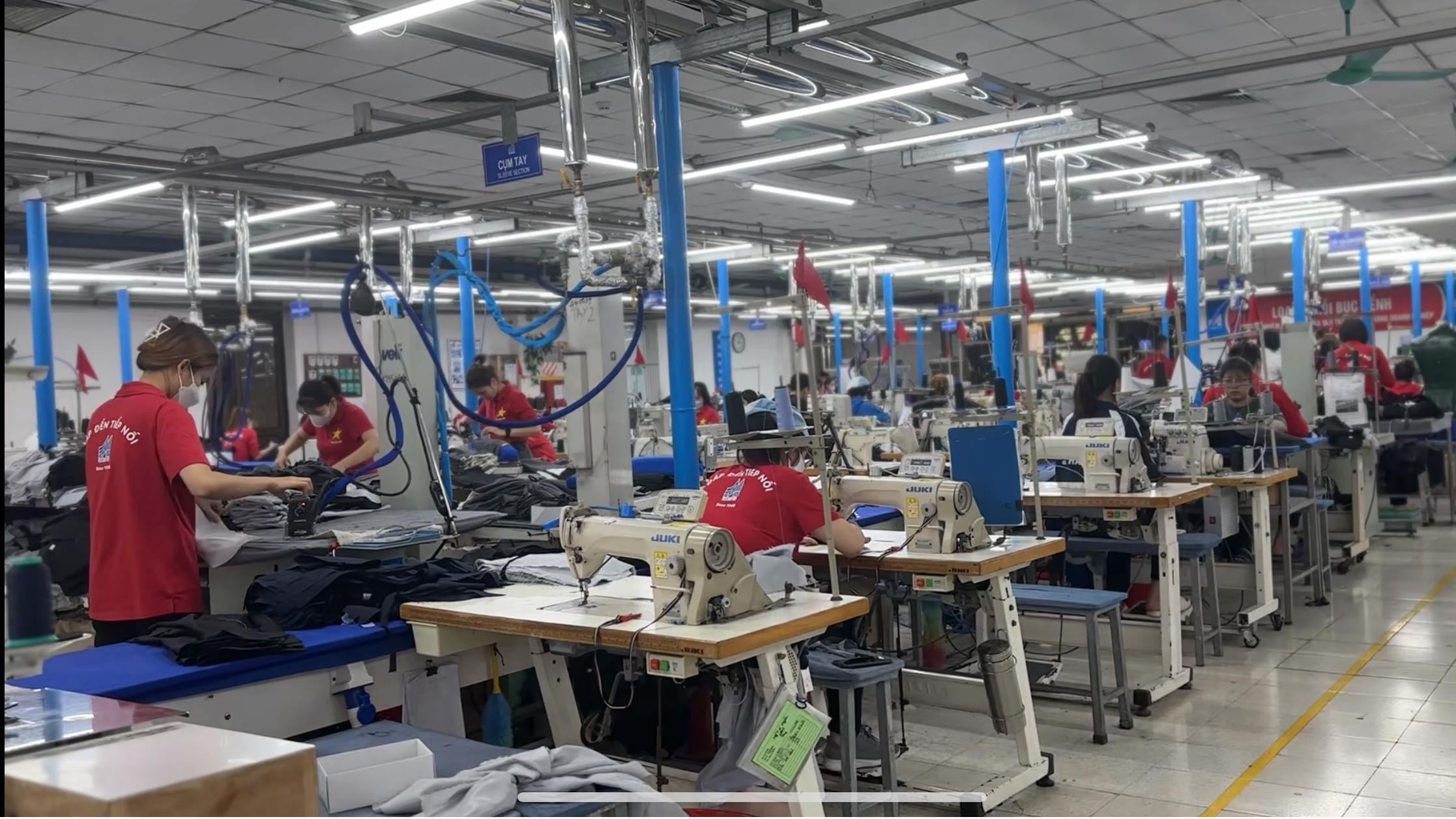 Sản xuất tại Công ty May 10. Ảnh: Tú Anh