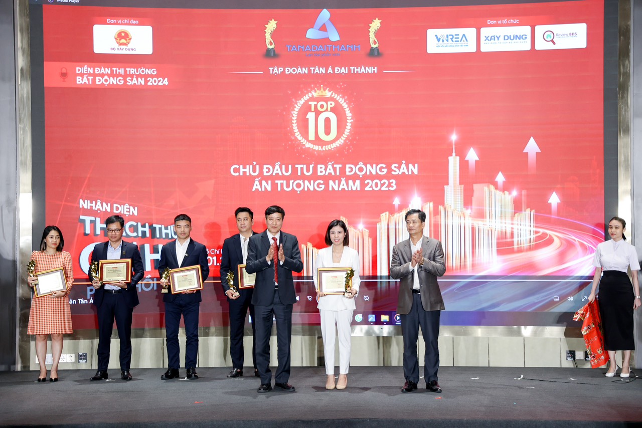 Đại diện Tập đoàn Tân Á Đại Thành nhận giải thưởng Top 10 chủ đầu tư Bất động sản ấn tượng năm 2023.