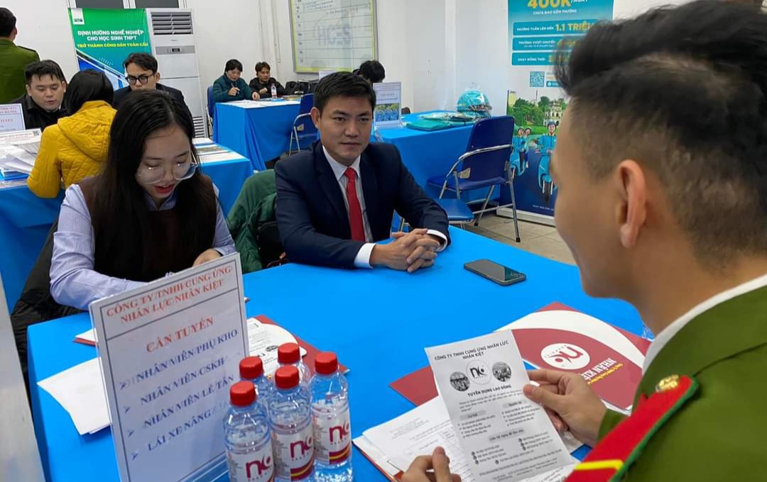Ông Đỗ Đức Chí, Phó Tổng giám đốc Công ty TNHH Cung ứng nhân lực Nhân Kiệt trao đổi với ứng viên. Ảnh - Nhật Dương.