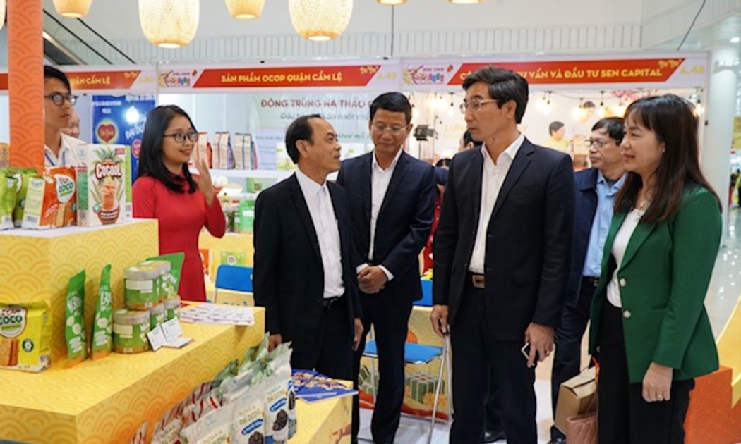 Phó Chủ tịch UBND TP. Đà Nẵng Trần Chí Cường (người đứng thứ 2 hàng trên từ phải sang) tham quan một gian hàng tại Hội chợ. Xuân 2024. 