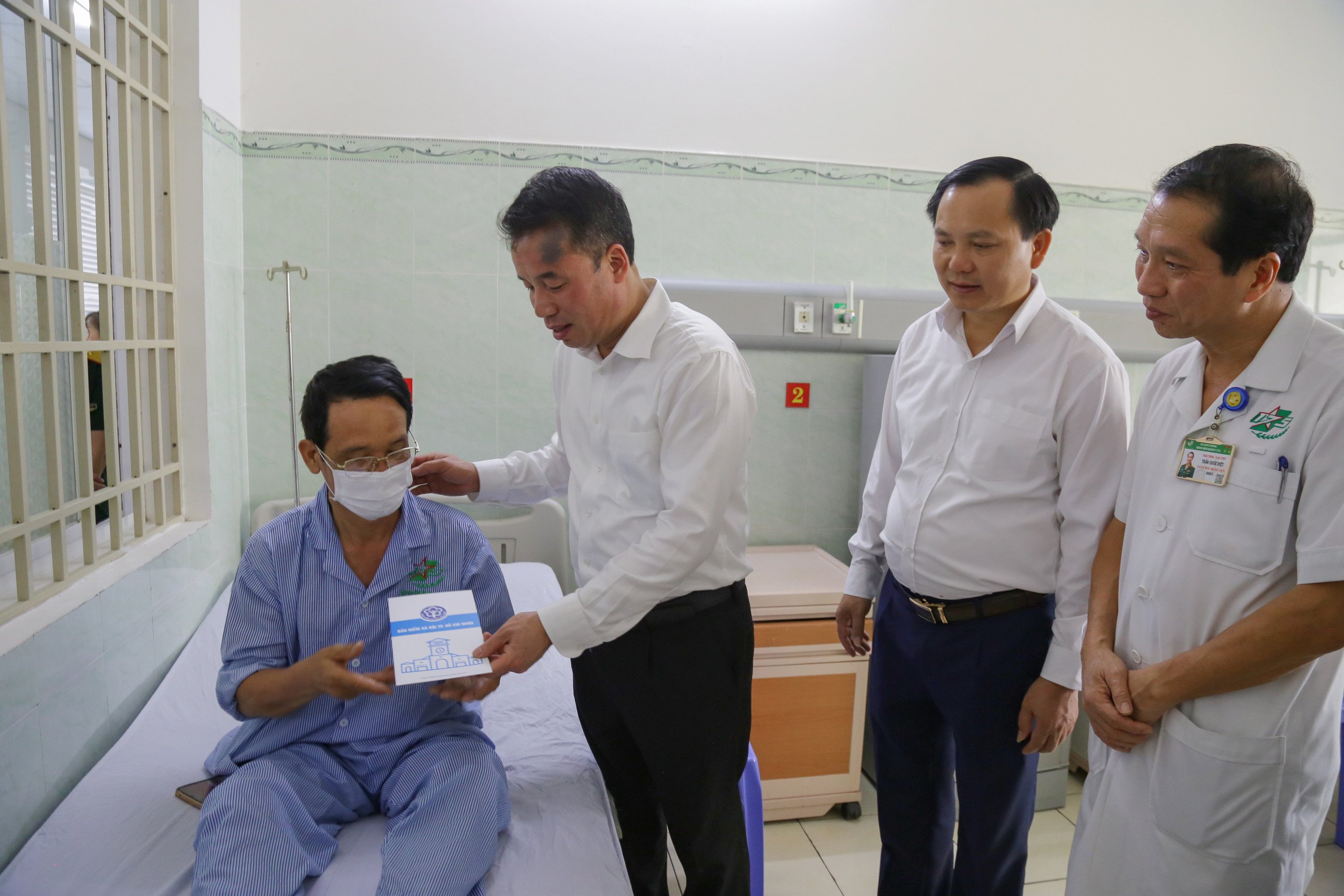 Tổng Giám đốc Nguyễn Thế Mạnh trao quà cho người dân đang điều trị tại bệnh viện.