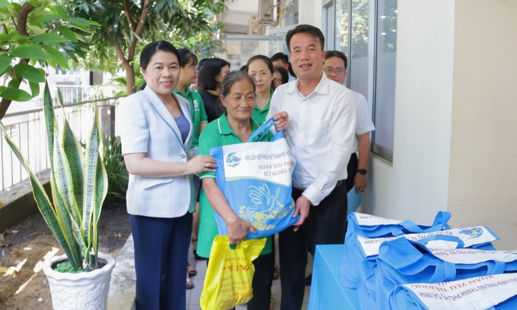 Tặng quà đến người dân có hoàn cảnh khó khăn nhân dịp Tết Nguyên đán sắp đến. Ảnh - BHXH Việt Nam.