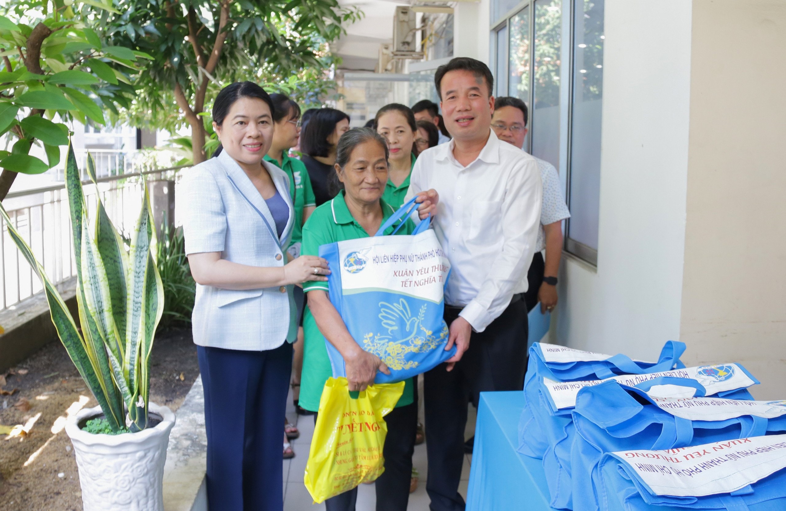Tặng quà đến người dân có hoàn cảnh khó khăn nhân dịp Tết Nguyên đán sắp đến. Ảnh - BHXH Việt Nam.