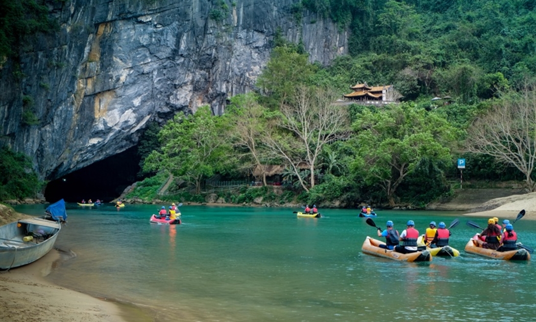 Du khách tham quan, trải nghiệm động ở Phong Nha