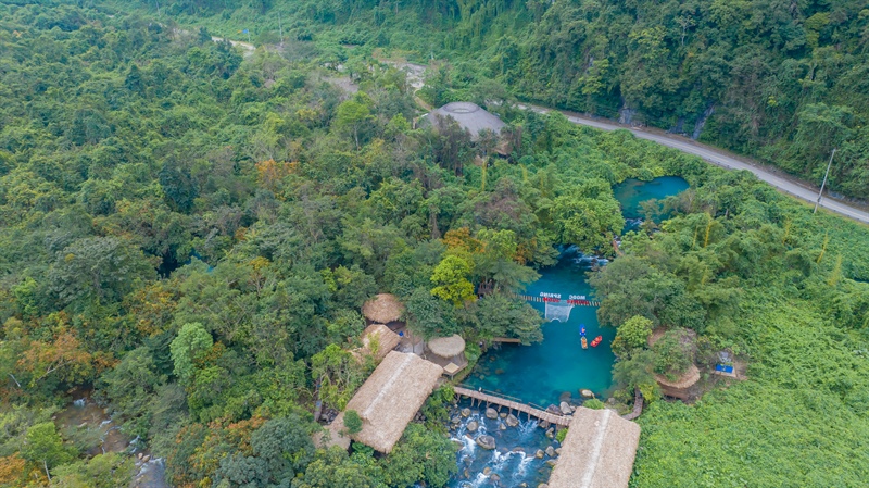 Suối nước Moọc điểm đến hấp dẫn, l&ocirc;i cuốn du kh&aacute;ch ở Phong Nha - Kẻ B&agrave;ng