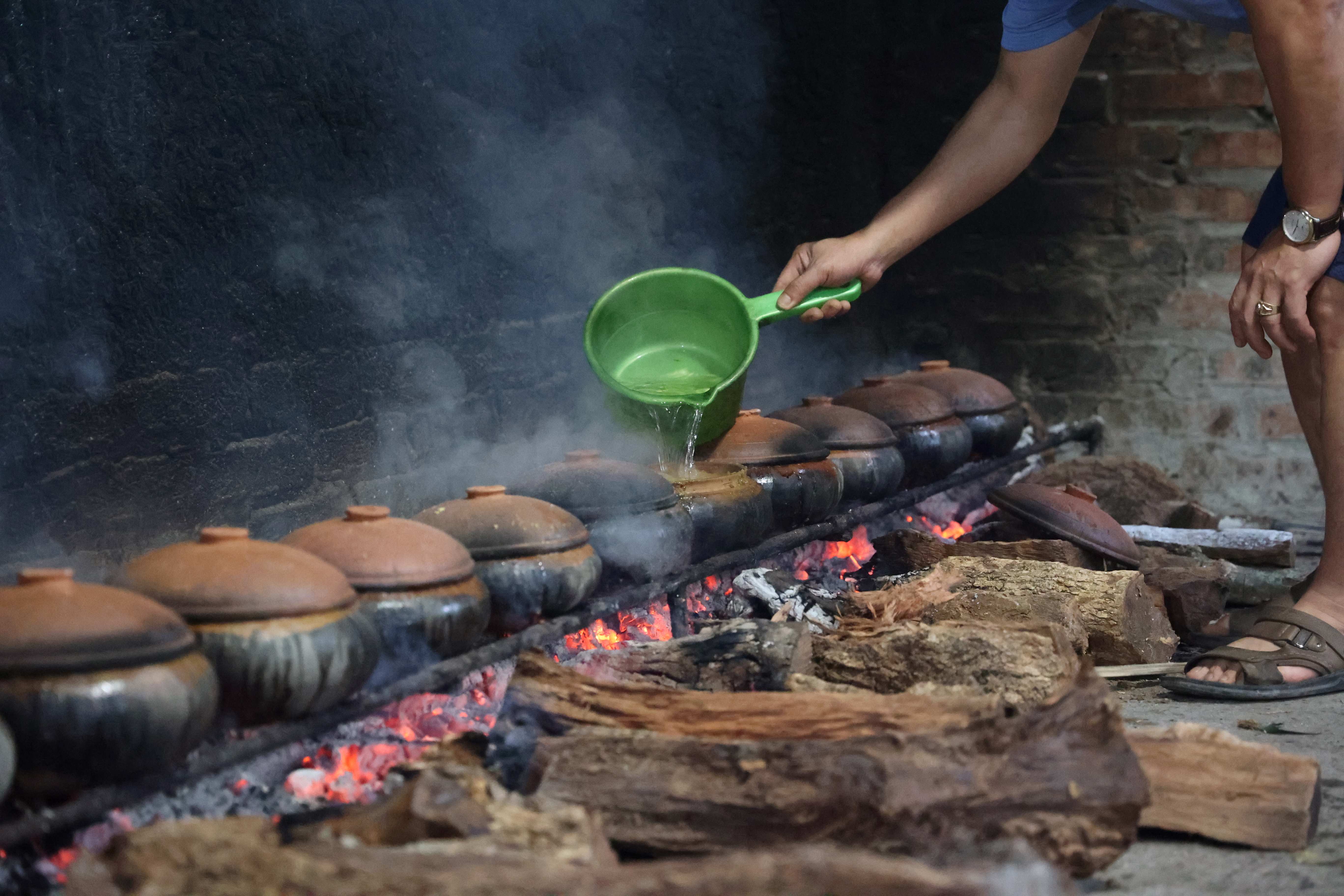 Đun li&ecirc;n tục 8 - 9 tiếng, nước cốt trong ni&ecirc;u c&aacute; cạn đến đ&acirc;u th&igrave; tiếp nước n&oacute;ng lu&ocirc;n đến đ&oacute; để thịt c&aacute; ch&iacute;n v&agrave; ngấm đều gia vị; 3 tiếng c&ograve;n lại đun nhỏ lửa cho đến khi ni&ecirc;u c&aacute; cạn nước th&igrave; bắc ra để nguội.