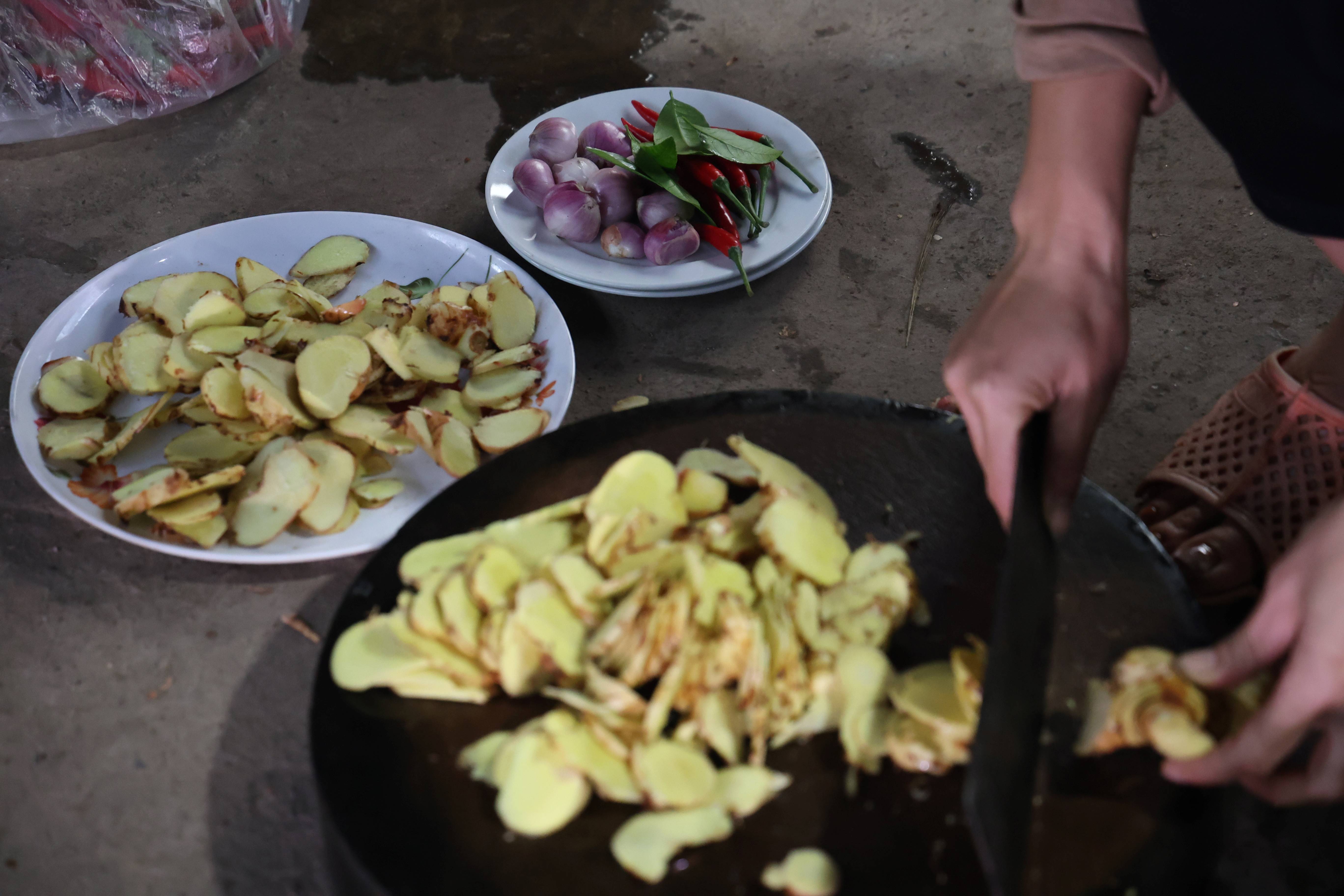 C&aacute; kho l&agrave;ng Vũ Đại hấp dẫn bởi sự tổng h&ograve;a của hơn 10 gia vị tạo m&ugrave;i, tạo vị, tạo m&agrave;u.&nbsp;Riềng chọn loại b&aacute;nh tẻ, một nửa th&aacute;i l&aacute;t để l&oacute;t đ&aacute;y nồi, nửa c&ograve;n lại gi&atilde; nhỏ đem ướp. Gừng để cả vỏ rửa sạch, th&aacute;i l&aacute;t...