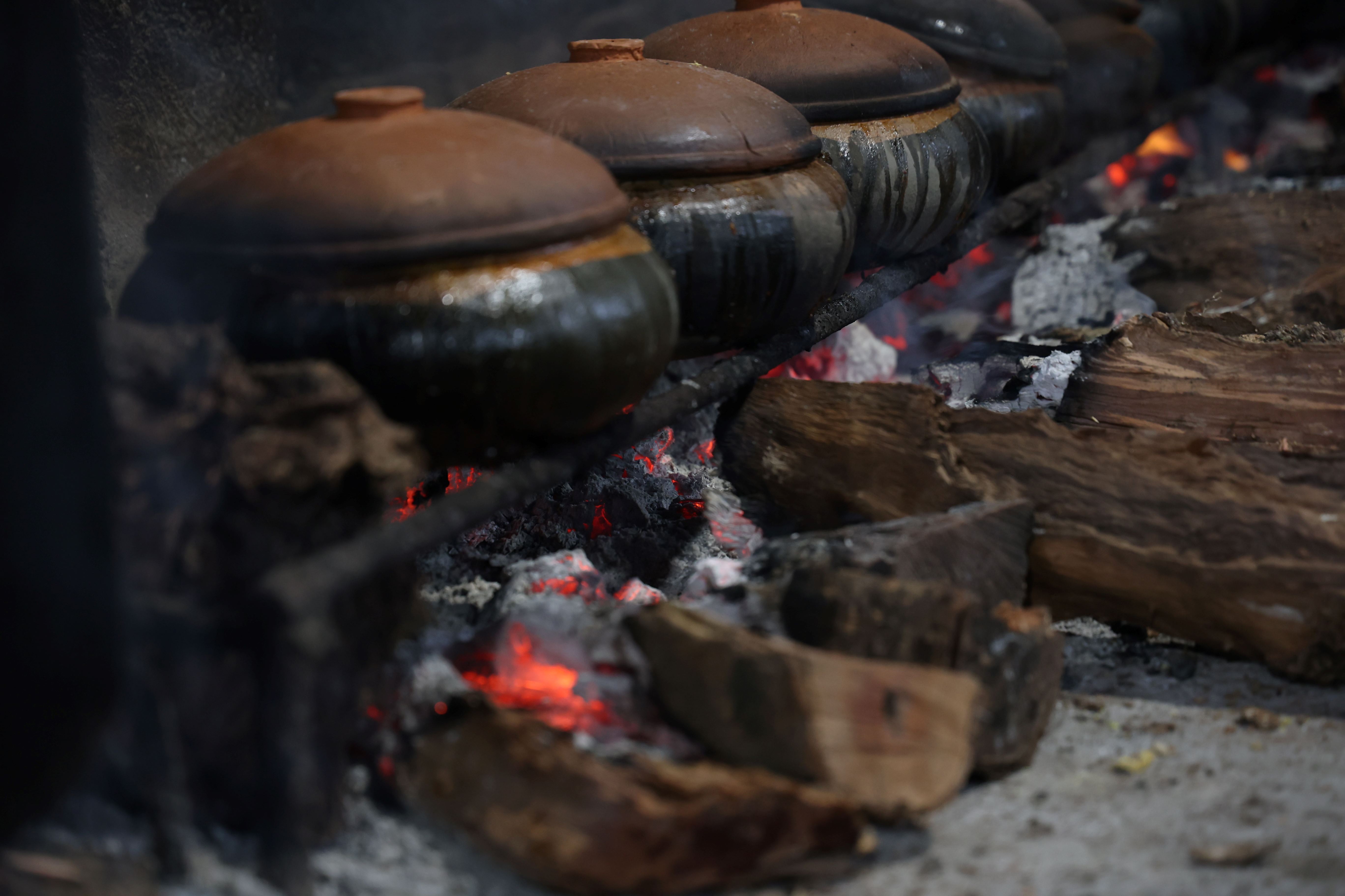 V&igrave; c&aacute; nu&ocirc;i l&acirc;u th&igrave; thịt thơm, c&acirc;n nặng th&igrave; thịt chắc n&ecirc;n sẽ rất ngon. Trước khi tiến h&agrave;nh kho c&aacute;, c&aacute; được cắt kh&uacute;c, phải cắt dứt điểm, kh&ocirc;ng để dập.