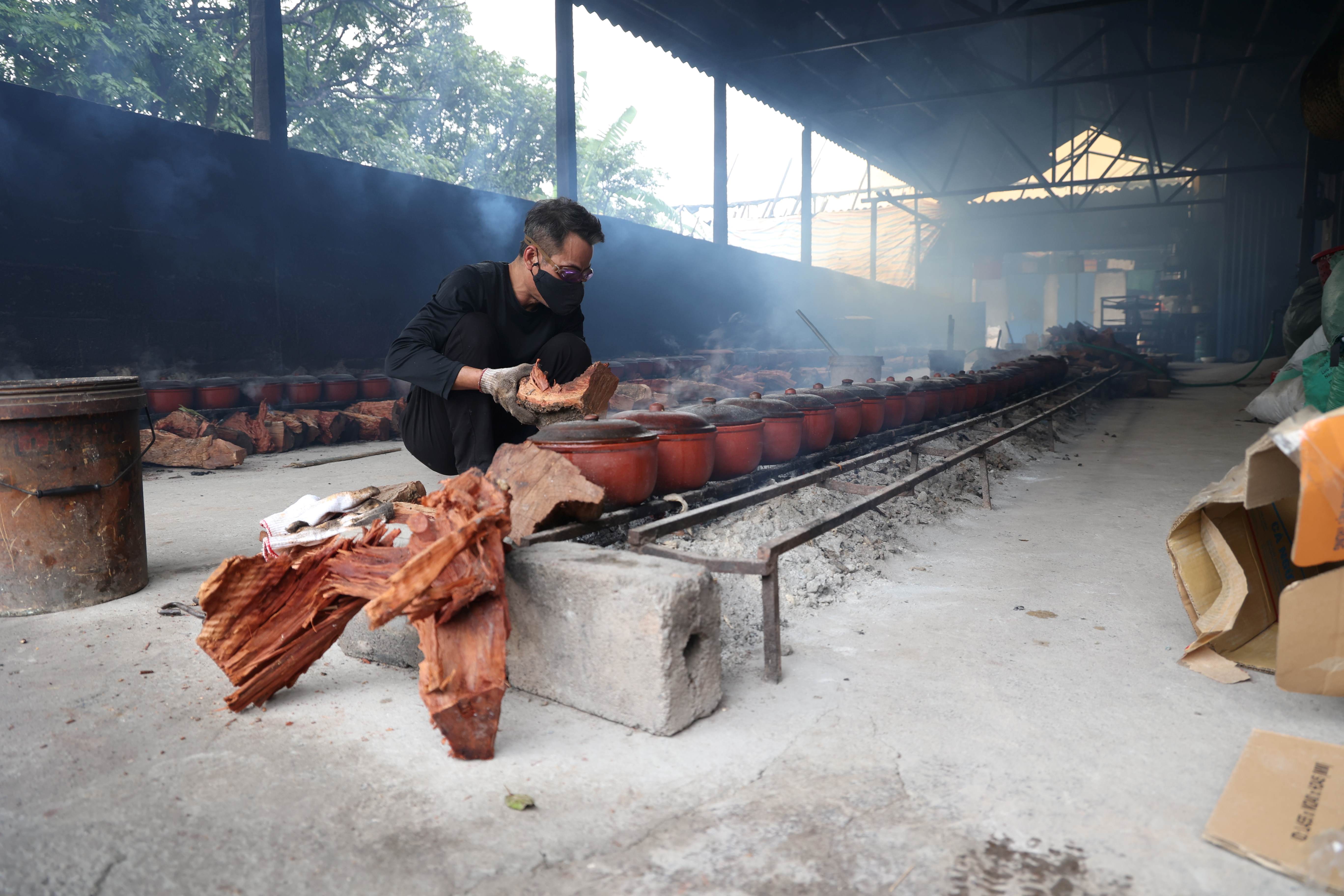 Trước đây cá kho là món thường ngày của những người dân lam lũ quanh năm “bán mặt cho đất, bán lưng cho trời”. Có lẽ vì thế mà mâm cơm tất niên ngày cuối năm dù có bận đến mấy gia đình nào cũng phải có một niêu cá kho đặt cạnh chiếc bánh chưng dâng tổ tiên.