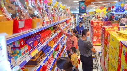 Hanoi businesses stockpiling goods for Tet