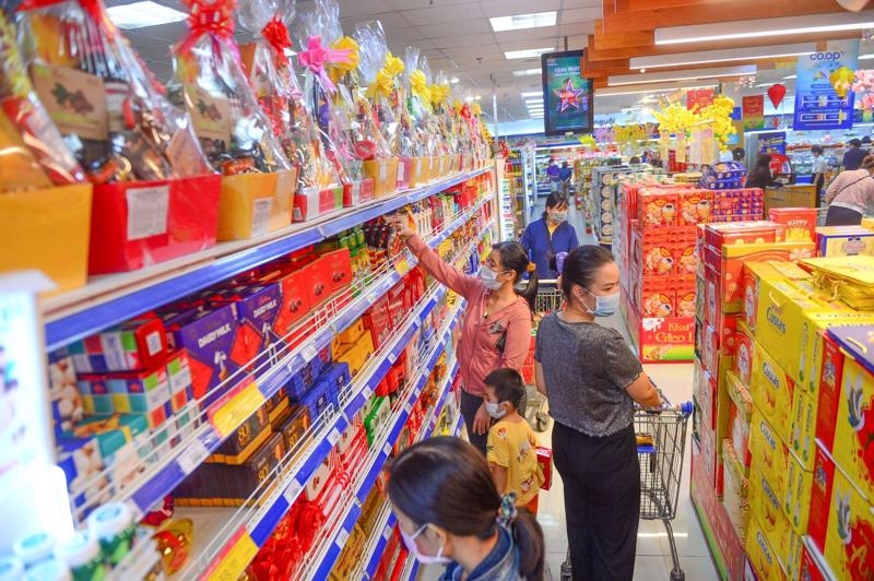 Hanoi businesses stockpiling goods for Tet