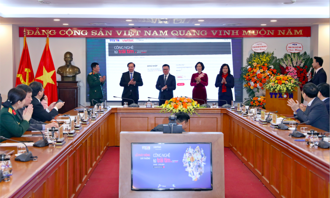 Các đại biểu phát động Giải thưởng ảnh và video clip “Công nghệ từ trái tim - Technology with heart”.