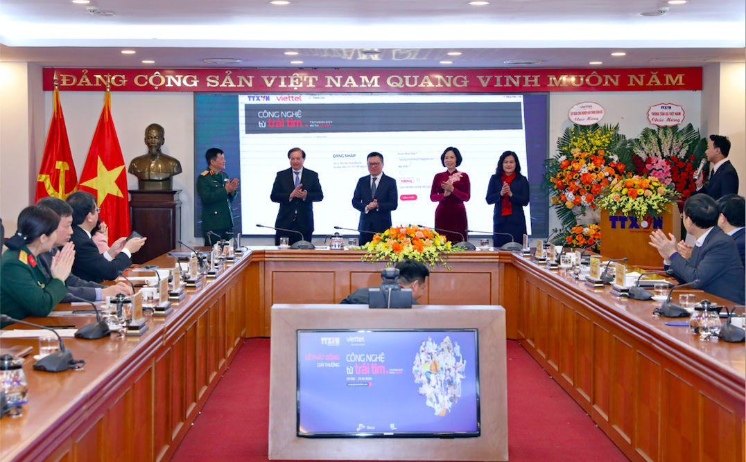 Các đại biểu phát động Giải thưởng ảnh và video clip “Công nghệ từ trái tim - Technology with heart”.