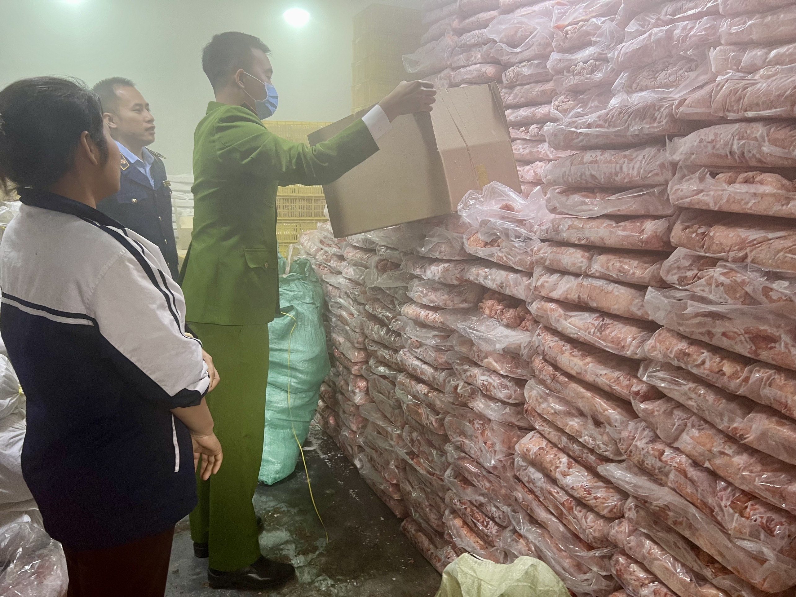 Kho mỡ bẩn nằm sâu trong khu dân cư thuộc huyện Thường Tín, Hà Nội (vụ việc ngày 17/1).