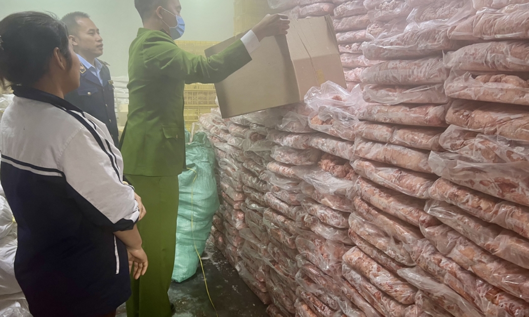 Kho mỡ bẩn nằm sâu trong khu dân cư thuộc huyện Thường Tín, Hà Nội (vụ việc ngày 17/1).