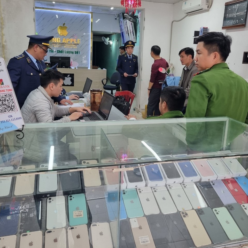 Lực lượng chức năng kiểm tra h&agrave;ng h&oacute;a tại hộ kinh doanh&nbsp; B&ugrave;i Quang T&ugrave;ng