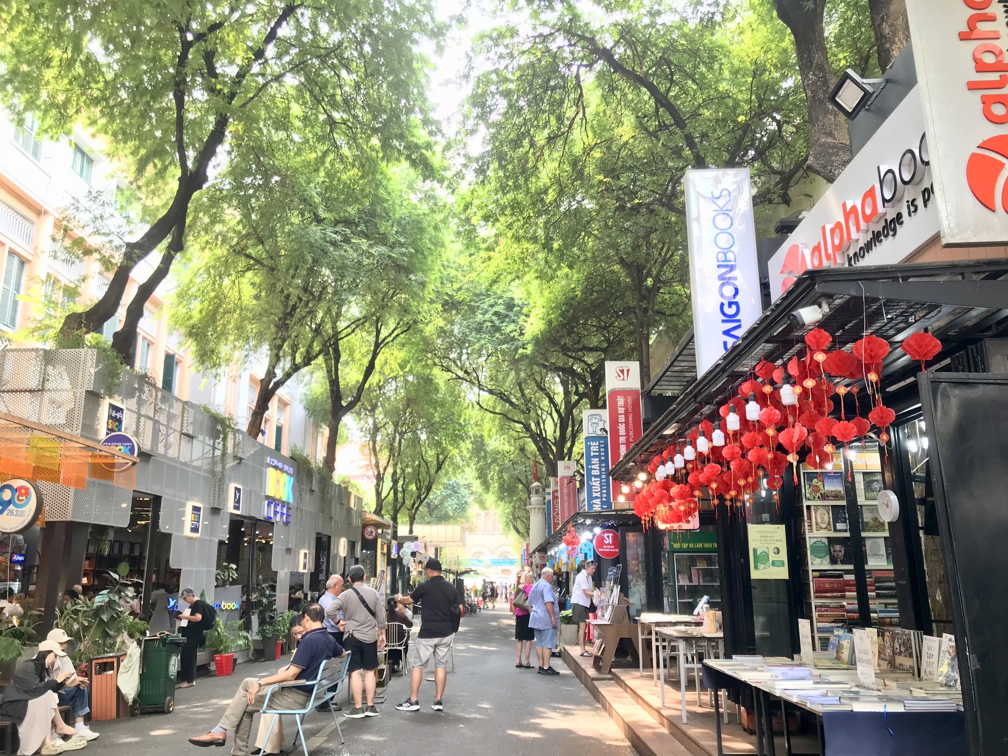 T&ocirc;̉ng doanh thu các đơn vị tại đường sách trong năm ngo&aacute;i đạt 59,32 tỷ đ&ocirc;̀ng, số bản s&aacute;ch b&aacute;n ra đạt gần 720.000 cuốn.