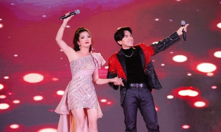 Ca sĩ Đan Trường song ca cùng nữ doanh nhân Linda Trương, người được anh giới thiệu là cô em gái thân thiết.