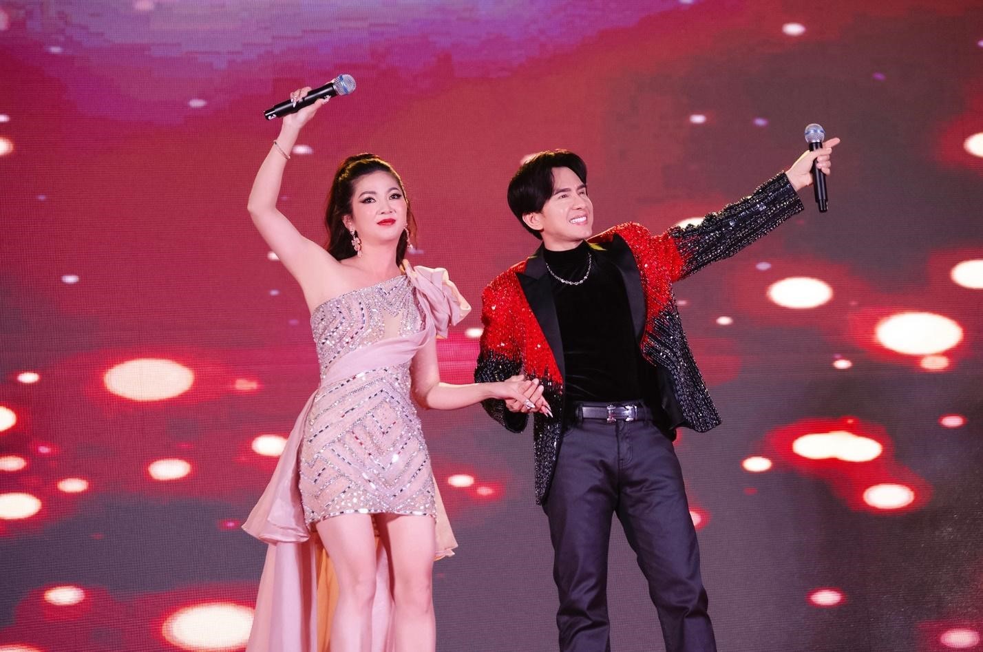 Ca sĩ Đan Trường song ca cùng nữ doanh nhân Linda Trương, người được anh giới thiệu là cô em gái thân thiết.