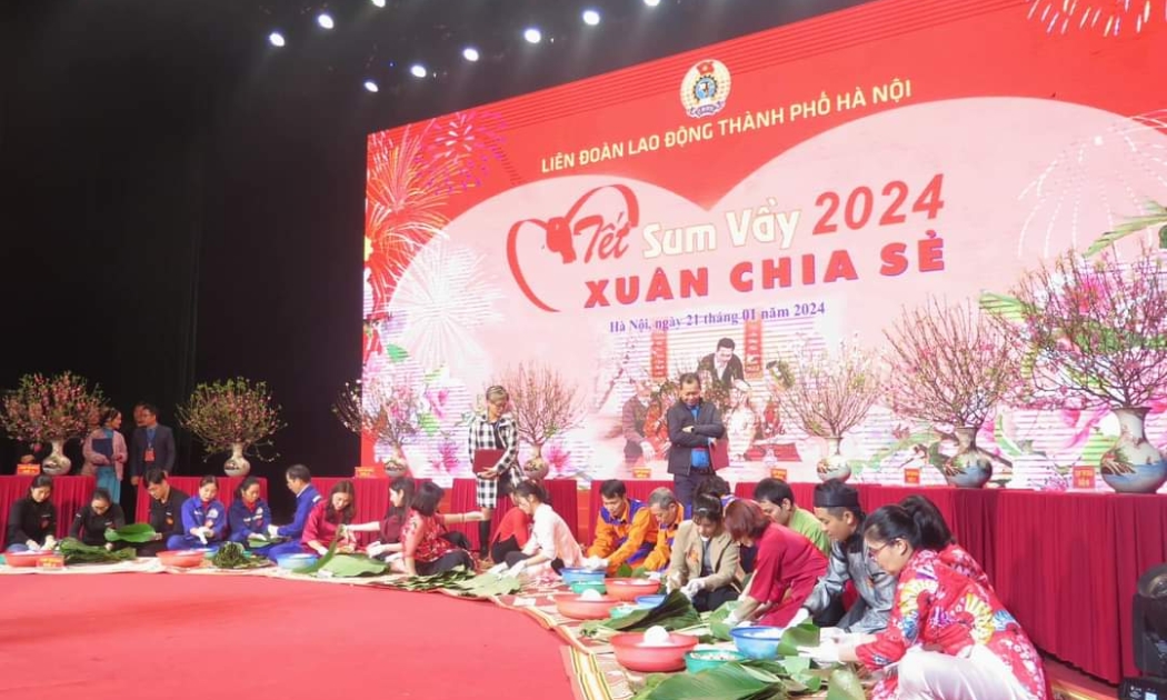 Công nhân lao động tham gia các hoạt động chăm to Tết tại Hà Nội. Ảnh - Xuân Minh.