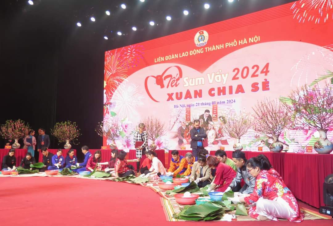 Công nhân lao động tham gia các hoạt động chăm to Tết tại Hà Nội. Ảnh - Xuân Minh.