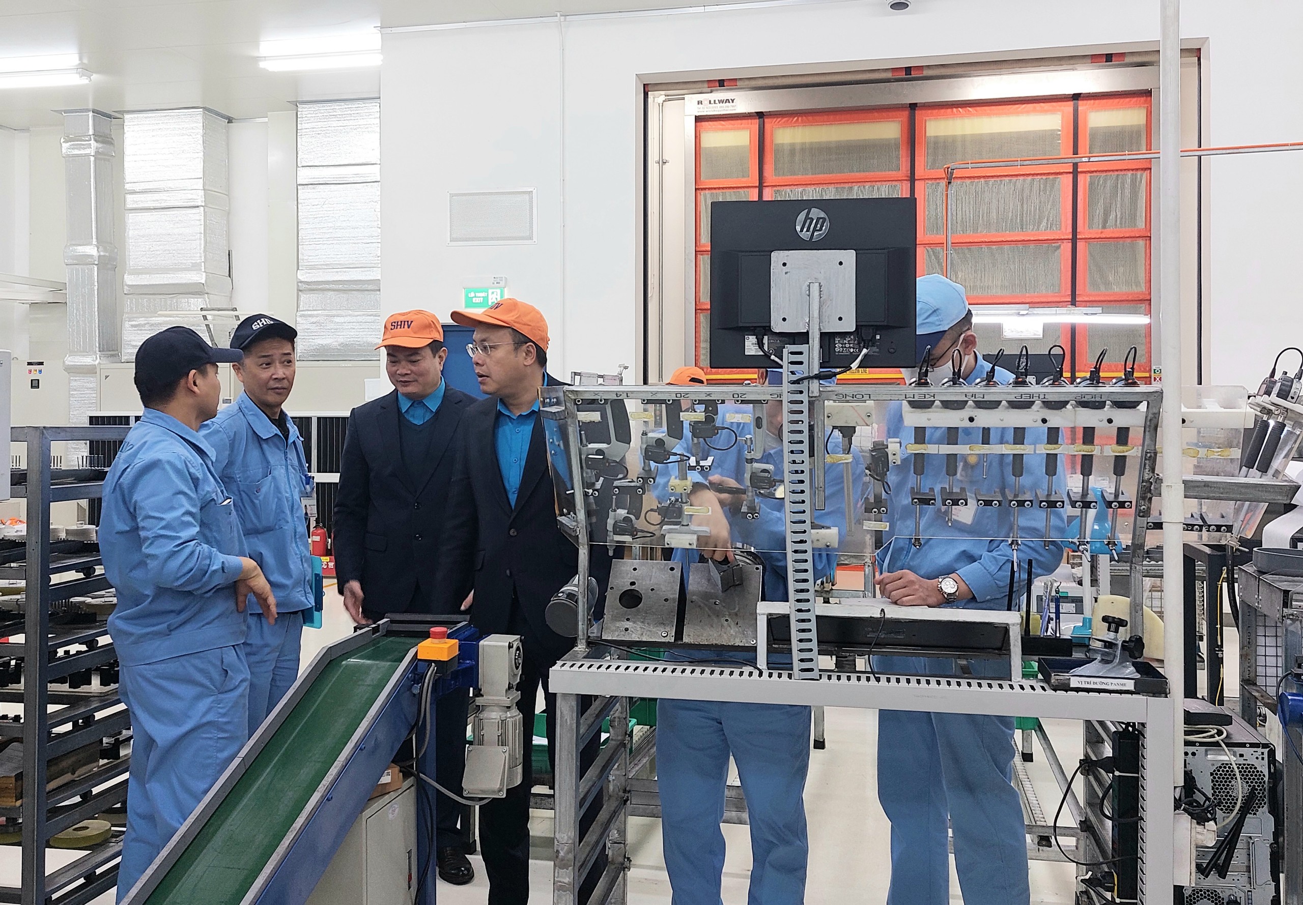 Thăm hỏi, nắm tâm tư của công nhân lao động dịp Tết. Ảnh - Ngọc Ánh.