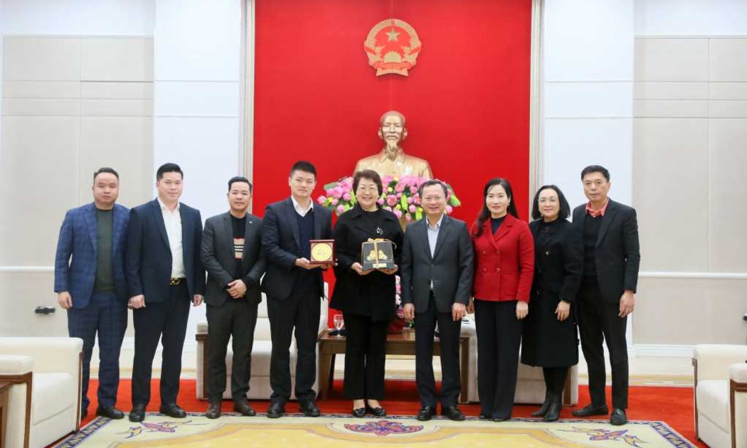 Lãnh đạo tỉnh Quảng Ninh, lãnh đạo Sở Du lịch tỉnh chụp ảnh lưu niệm với đại diện hãng hàng không China Southern Airlines, Sichuan Airlines và một số doanh nghiệp du lịch.