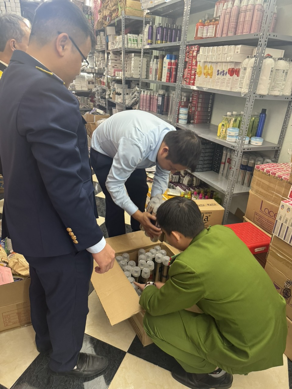 Lực lượng chức năng kiểm tra số sản phẩm l&agrave; mỹ phẩm, phụ kiện ng&agrave;nh t&oacute;c