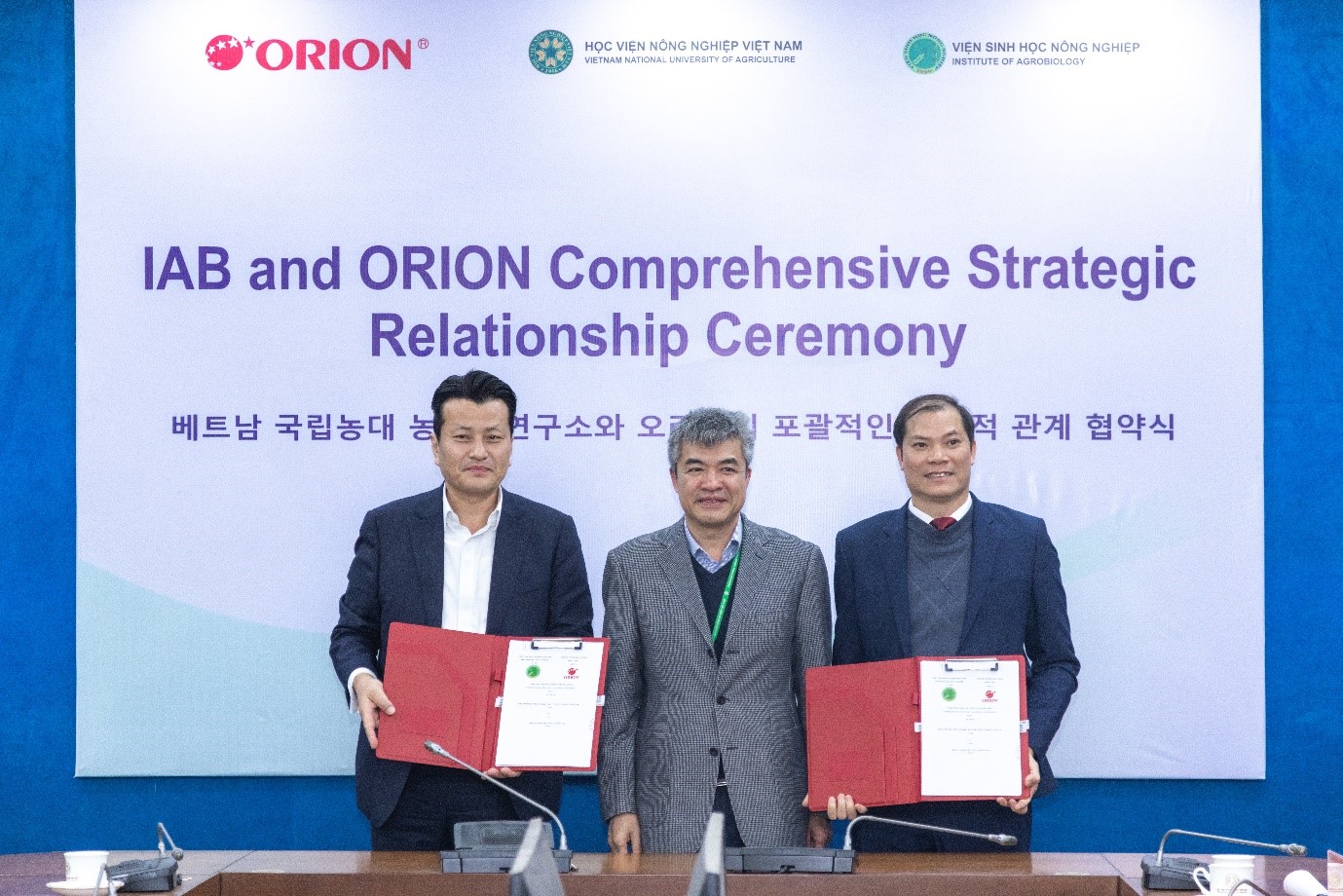 Từ trái, ông Park Se Yeol – Tổng Giám đốc Orion Food Vina, ông Phạm Văn Cường - Phó Giám đốc Học viện Nông nghiệp Việt Nam; ông Nguyễn Xuân Trường - Viện trưởng Viện Sinh học nông nghiệp.