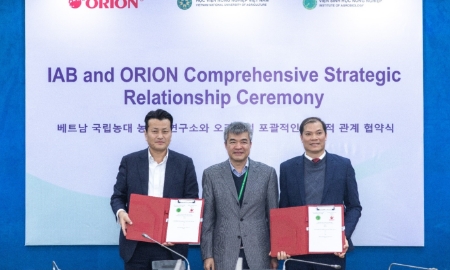Từ trái, ông Park Se Yeol – Tổng Giám đốc Orion Food Vina, ông Phạm Văn Cường - Phó Giám đốc Học viện Nông nghiệp Việt Nam; ông Nguyễn Xuân Trường - Viện trưởng Viện Sinh học nông nghiệp.
