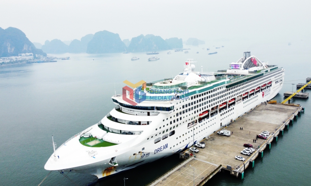 àu biển Dream Cruise, thuộc hãng Chengzhen Cruise Ship đưa khách du lịch tới Quảng Ninh
