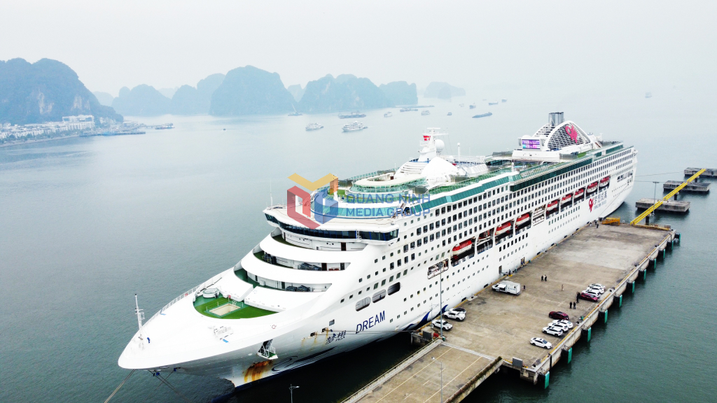 àu biển Dream Cruise, thuộc hãng Chengzhen Cruise Ship đưa khách du lịch tới Quảng Ninh