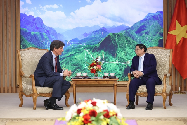 Prime Minister Pham Minh Chinh receives Mr. Jose W. Fernandez in Hanoi on January 25. Photo: VGP